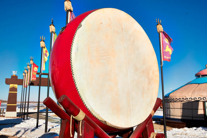 广场上的中国鼓图片