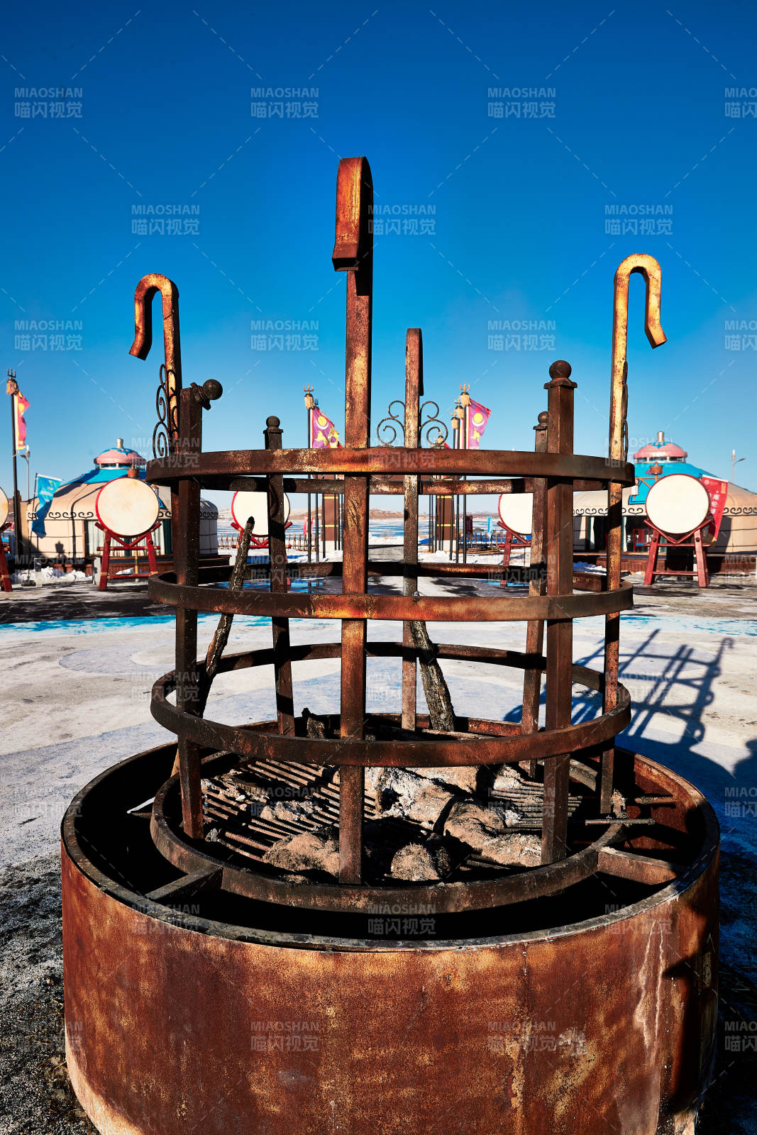 广场上的篝火支架图片