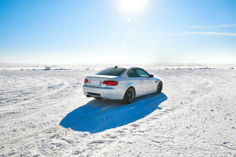 在冰冻的湖面进行的汽车冰上漂移赛图片