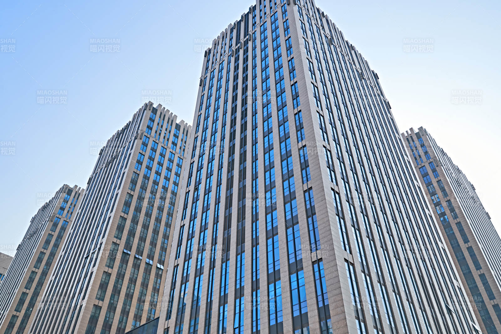 仰视现代建筑办公楼和局部景观图片