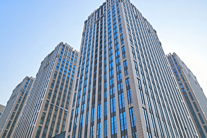 仰视现代建筑办公楼和局部景观图片