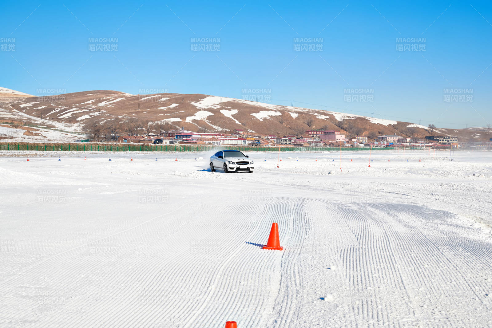 在冰冻的湖面进行的汽车冰上漂移赛图片
