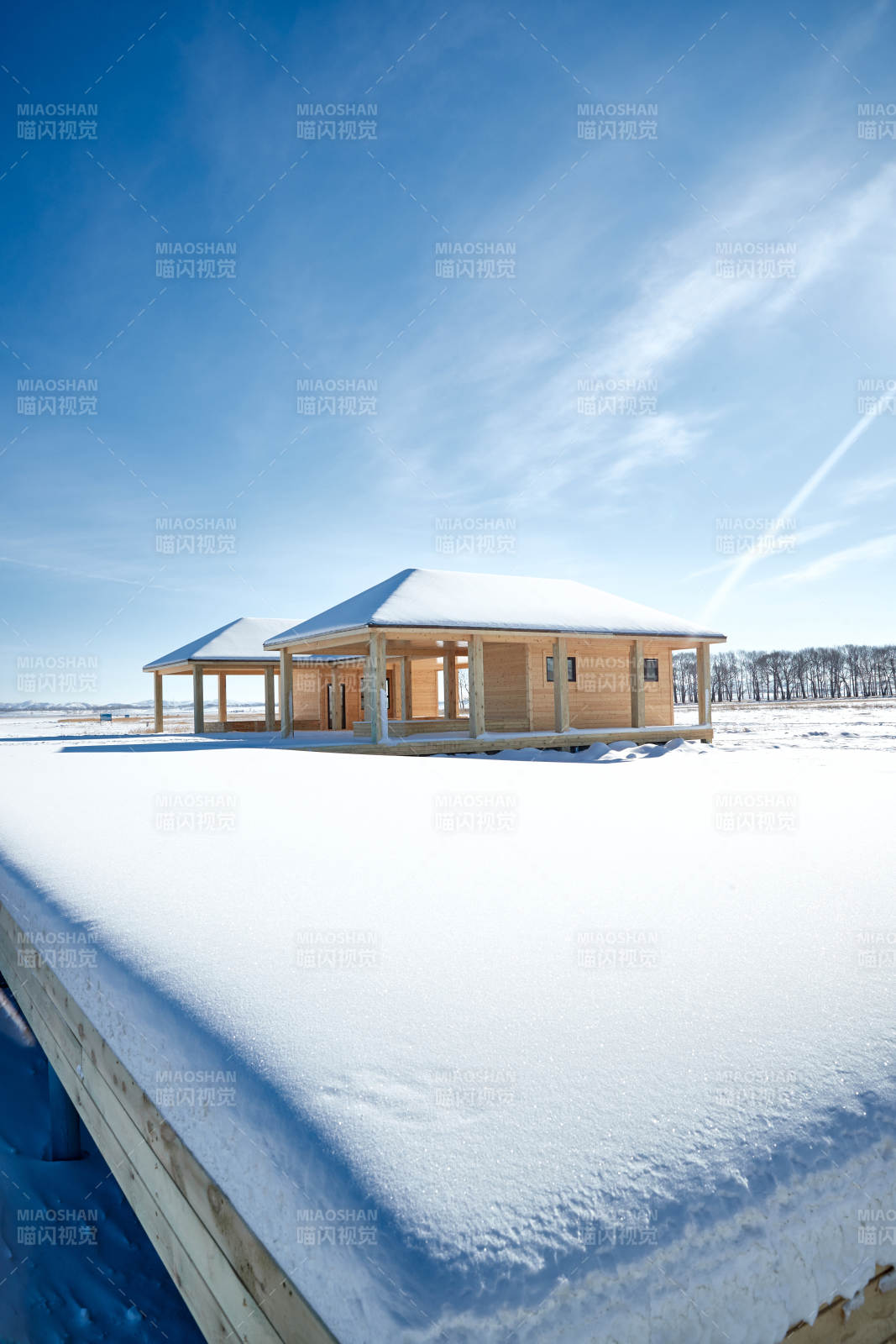 大雪过后的户外木屋图片