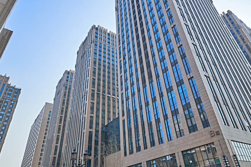 仰视现代建筑办公楼和局部景观图片