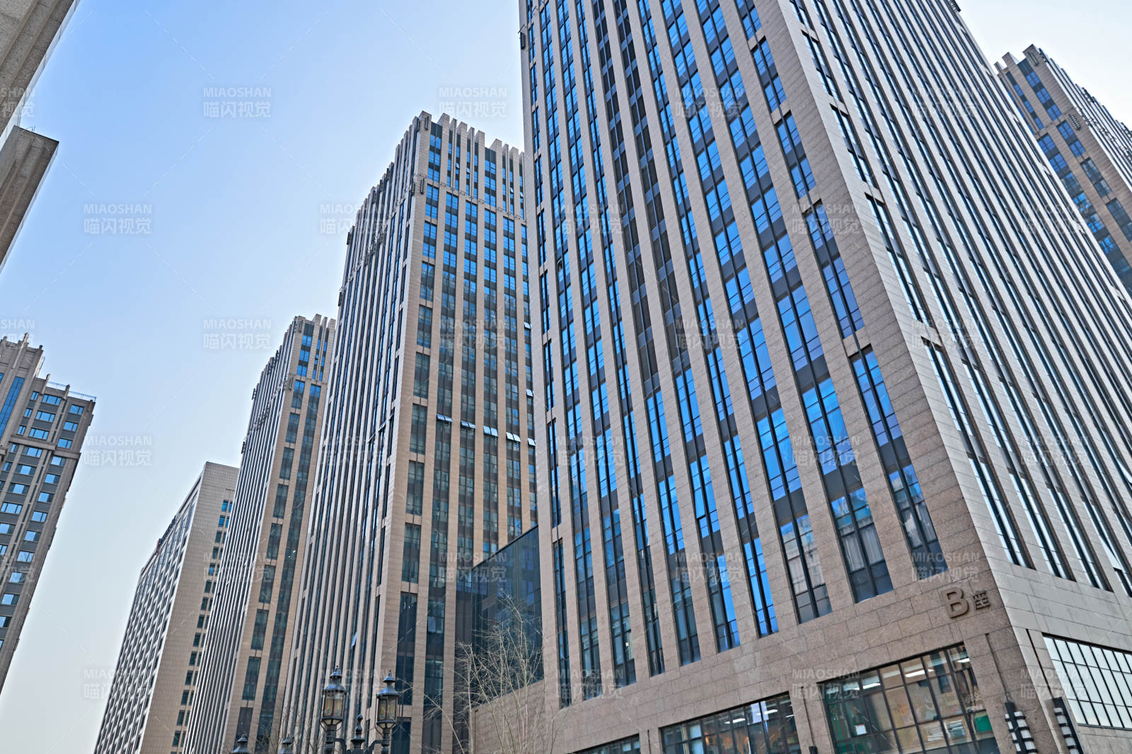 仰视现代建筑办公楼和局部景观图片