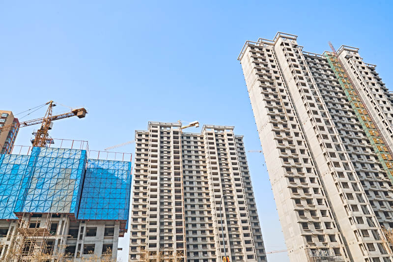 仰视现代建筑办公楼和局部景观图片