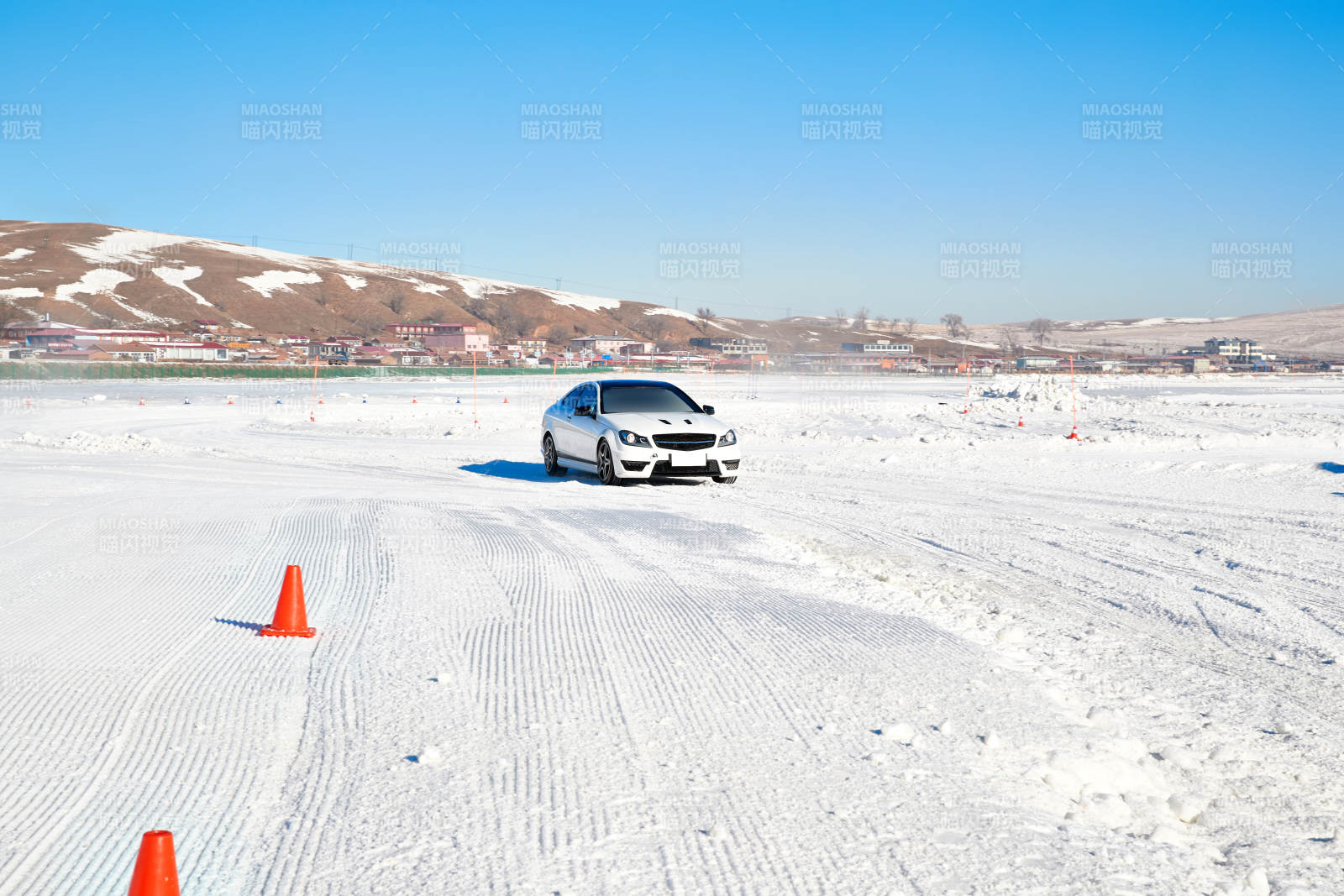 在冰冻的湖面进行的汽车冰上漂移赛图片