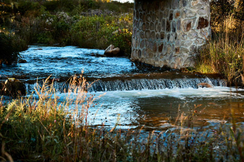 顺流而下的无名小河图片