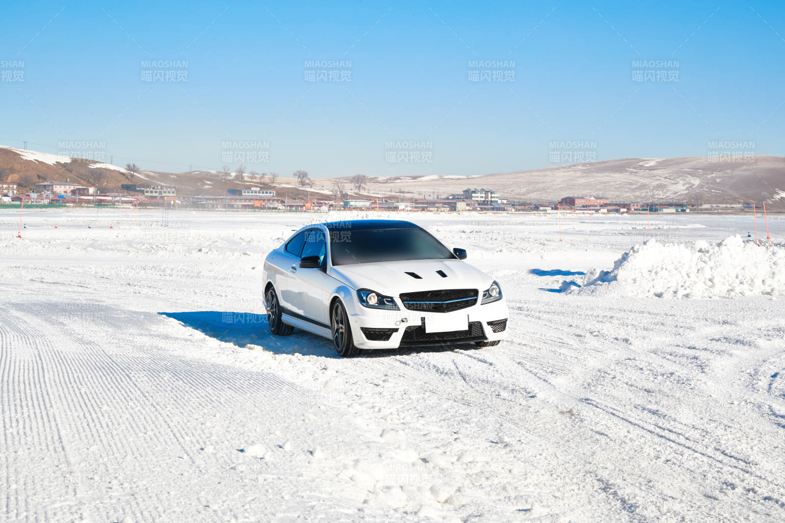 在冰冻的湖面进行的汽车冰上漂移赛图片