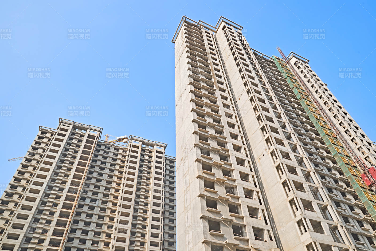 仰视现代建筑办公楼和局部景观图片