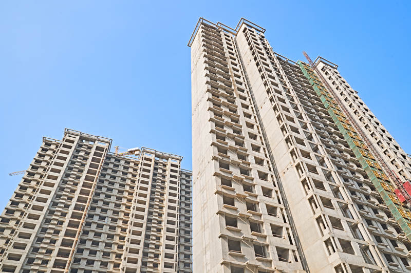 仰视现代建筑办公楼和局部景观图片