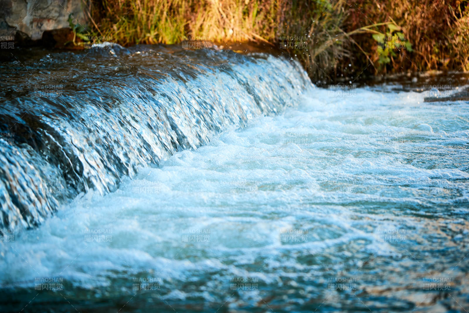 顺流而下的无名小河图片