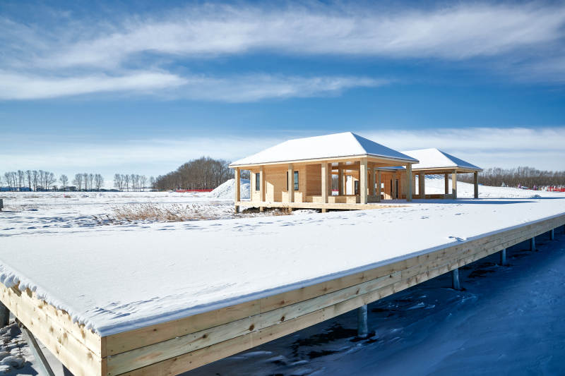 大雪过后的户外木屋图片