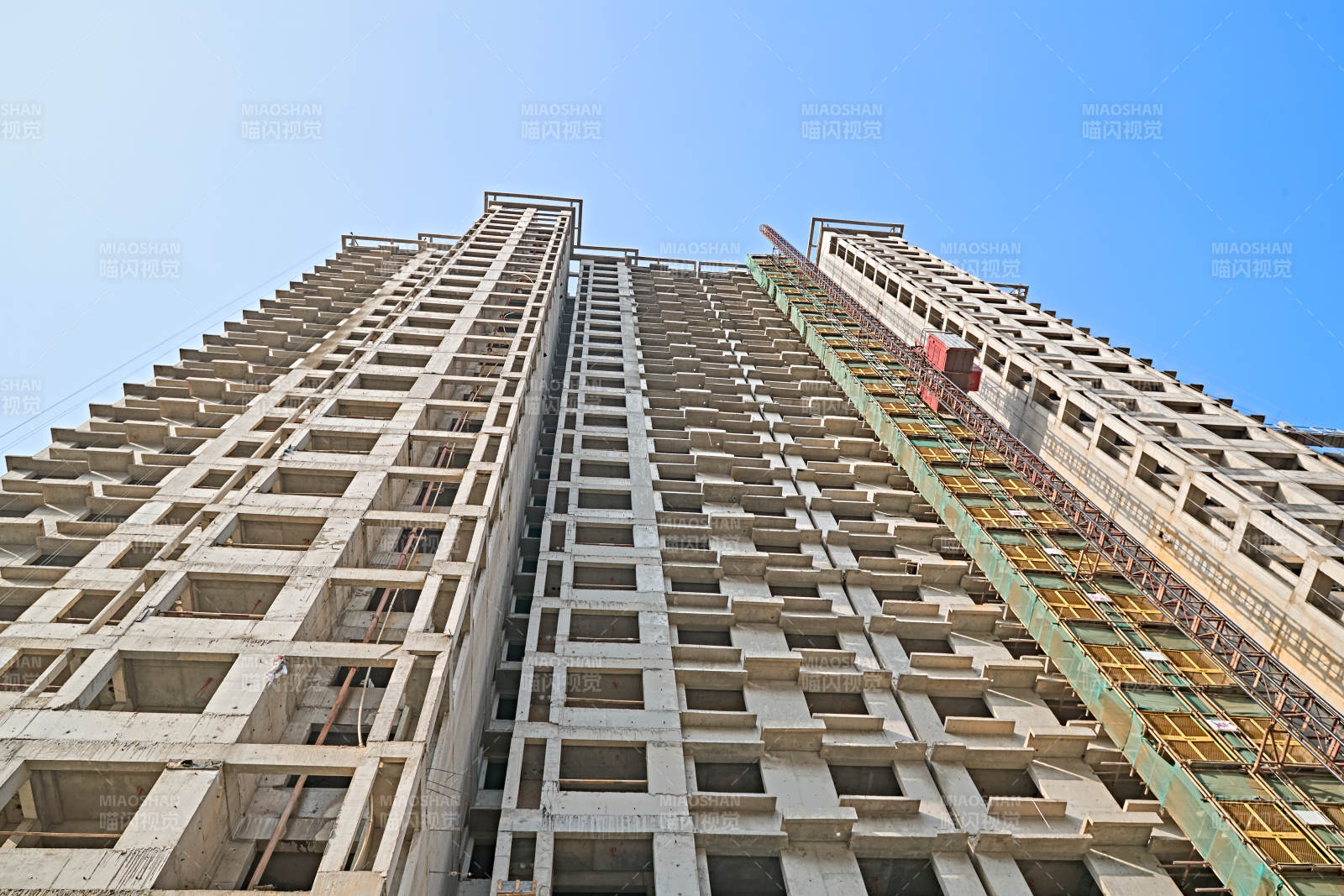 仰视现代建筑办公楼和局部景观图片