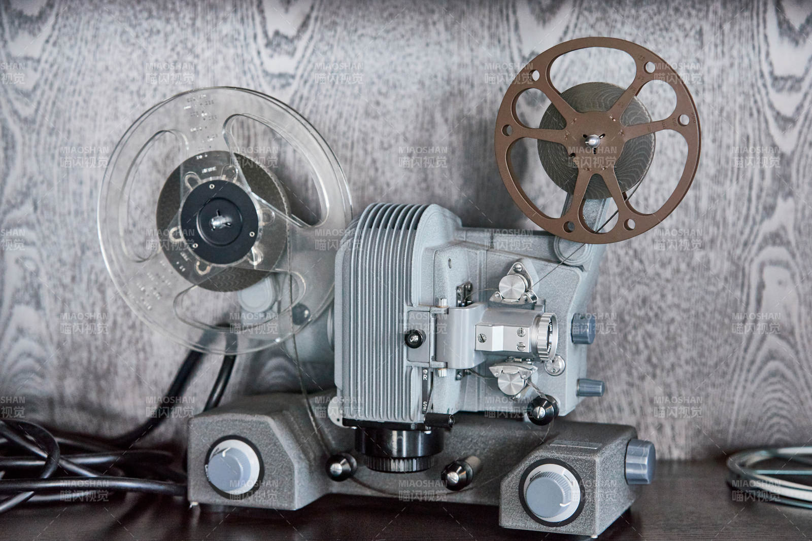 一台复古老式胶片电影放映机外观特写图片