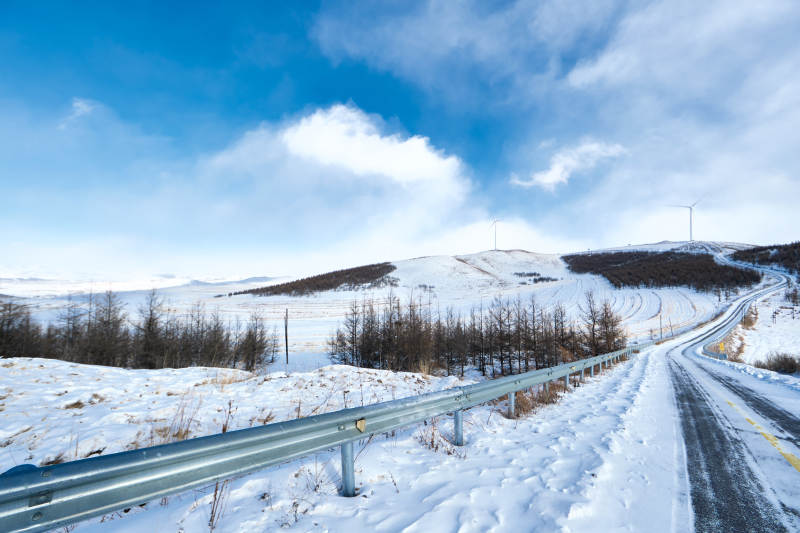 中国河北省张家口地区冬季草原天路景色图片