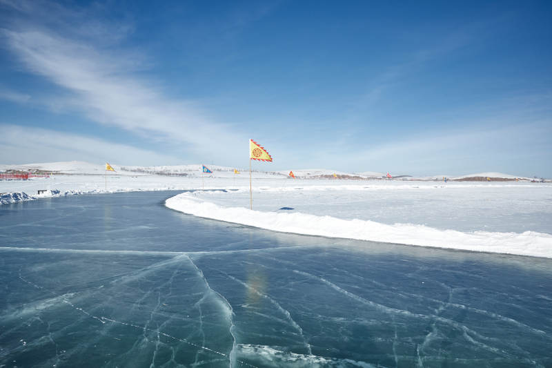 河北省张家口沽源县天鹅湖冬季湖面滑冰跑道图片