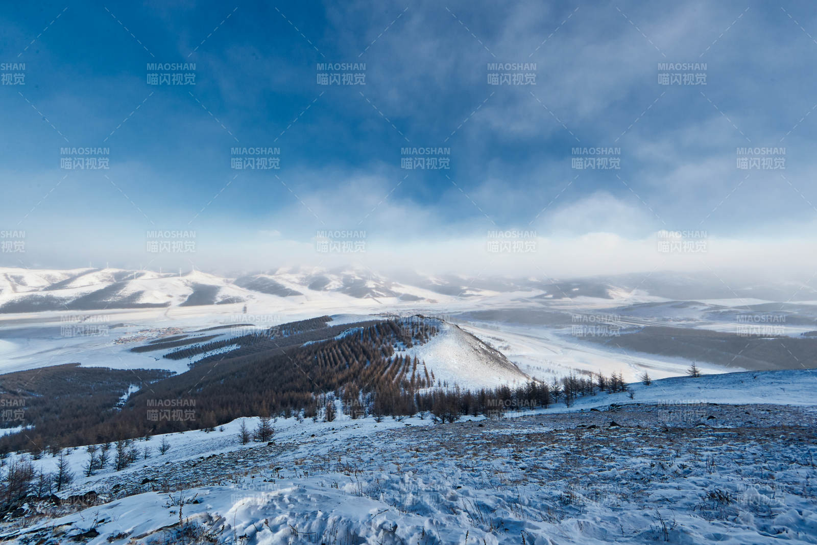 中国河北省张家口地区冬季草原天路景色图片