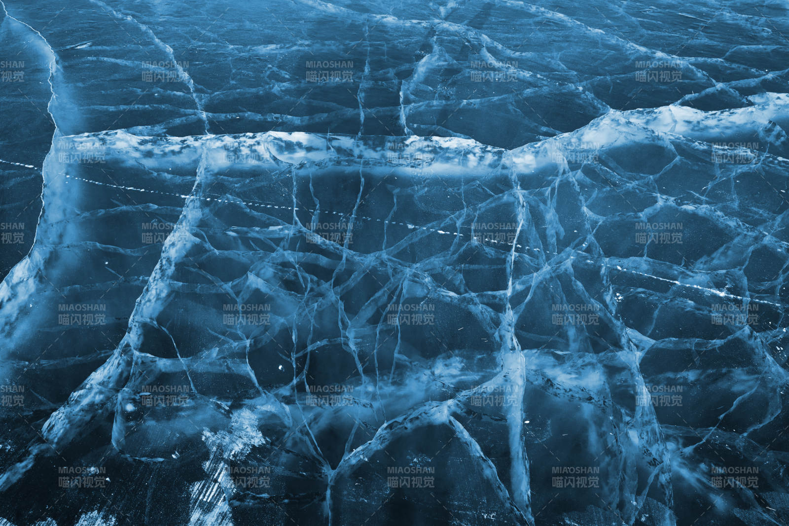 冬天冻结的湖面冰层花纹图片