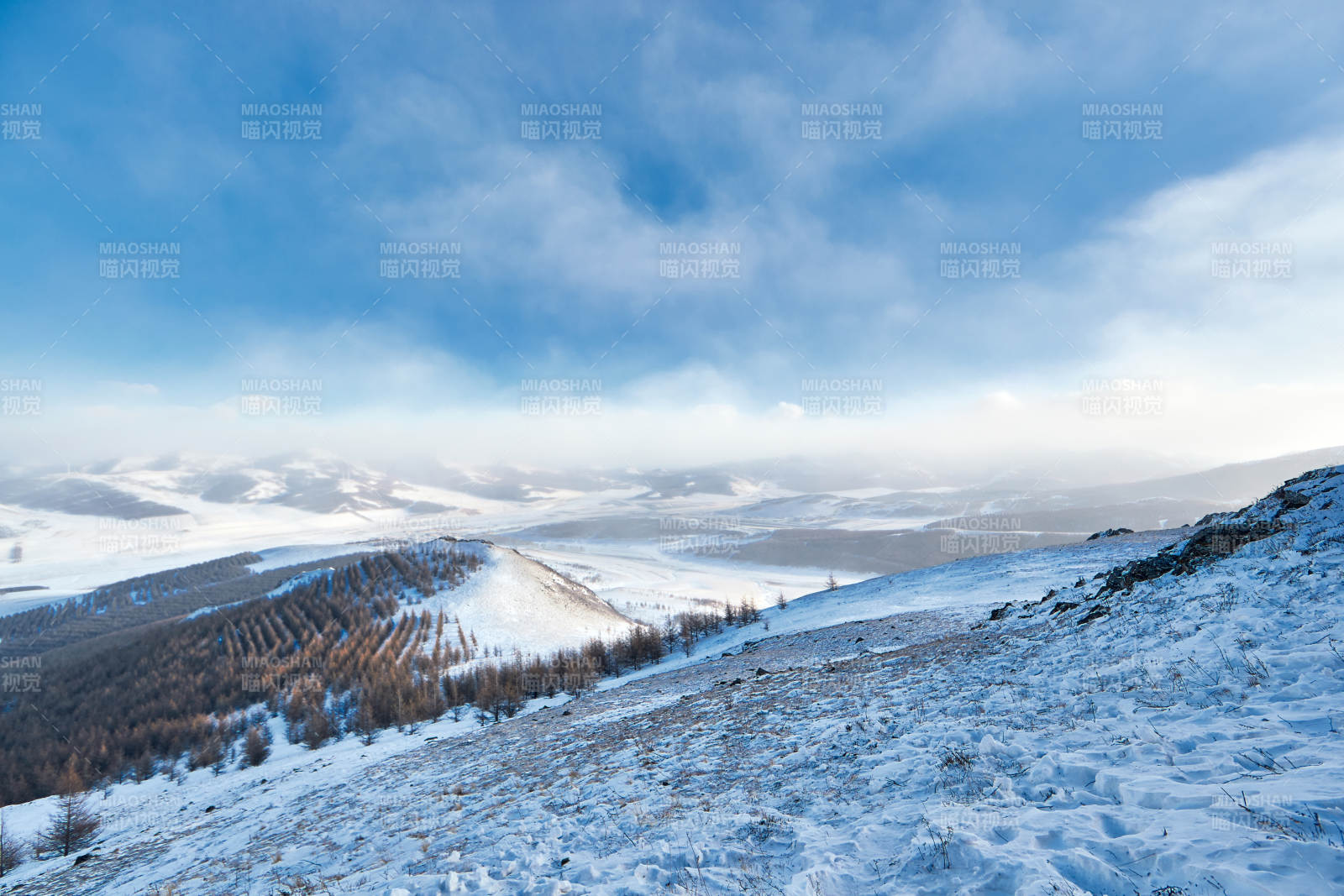 中国河北省张家口地区冬季草原天路景色图片