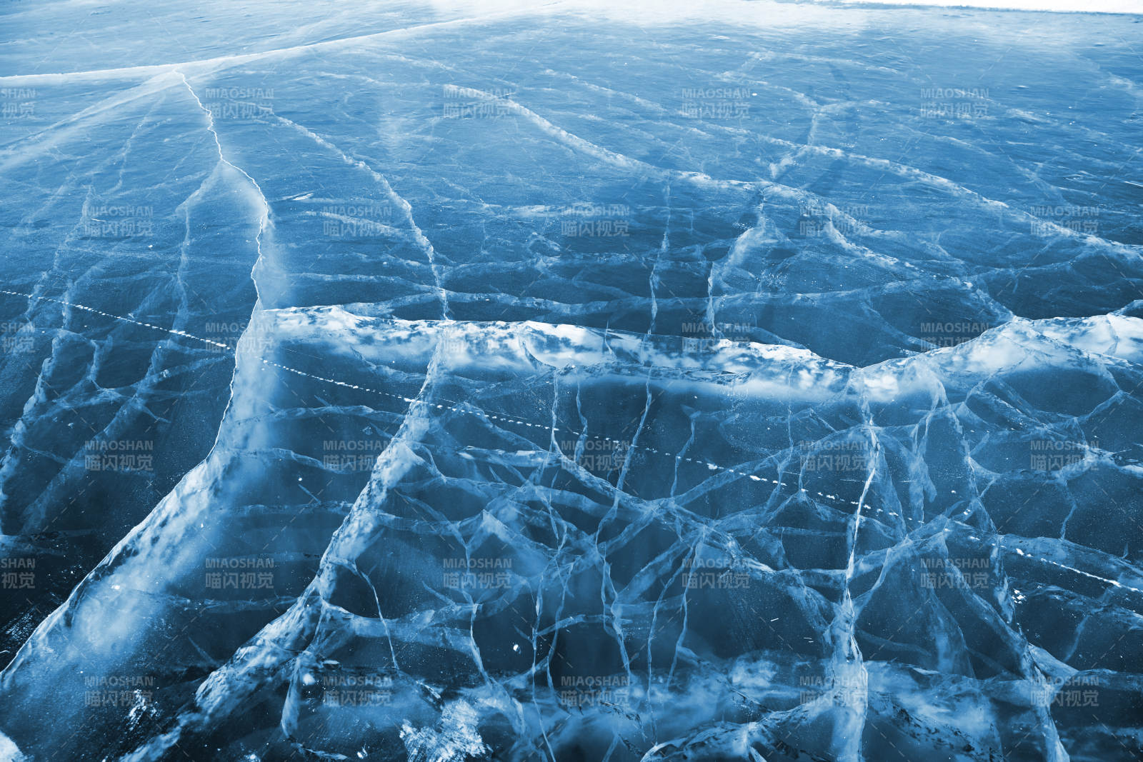 冬天冻结的湖面冰层花纹图片