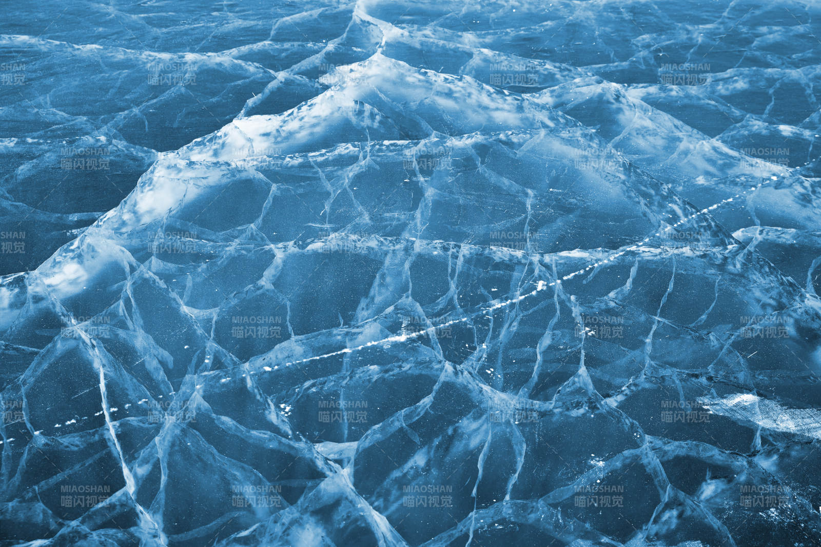 冬天冻结的湖面冰层花纹图片