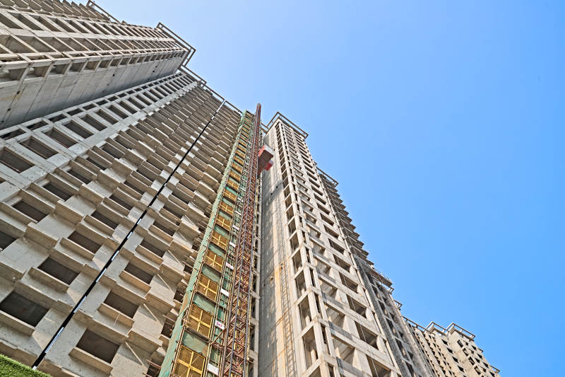 仰视现代建筑办公楼和局部景观图片