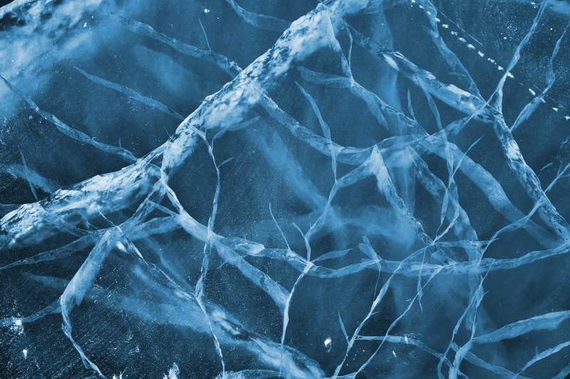 冬天冻结的湖面冰层花纹图片