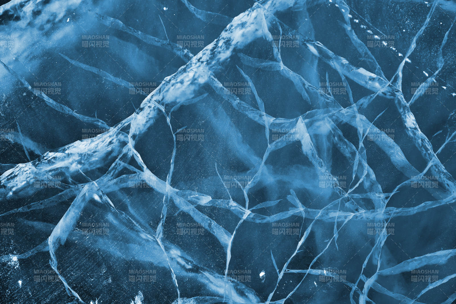 冬天冻结的湖面冰层花纹图片