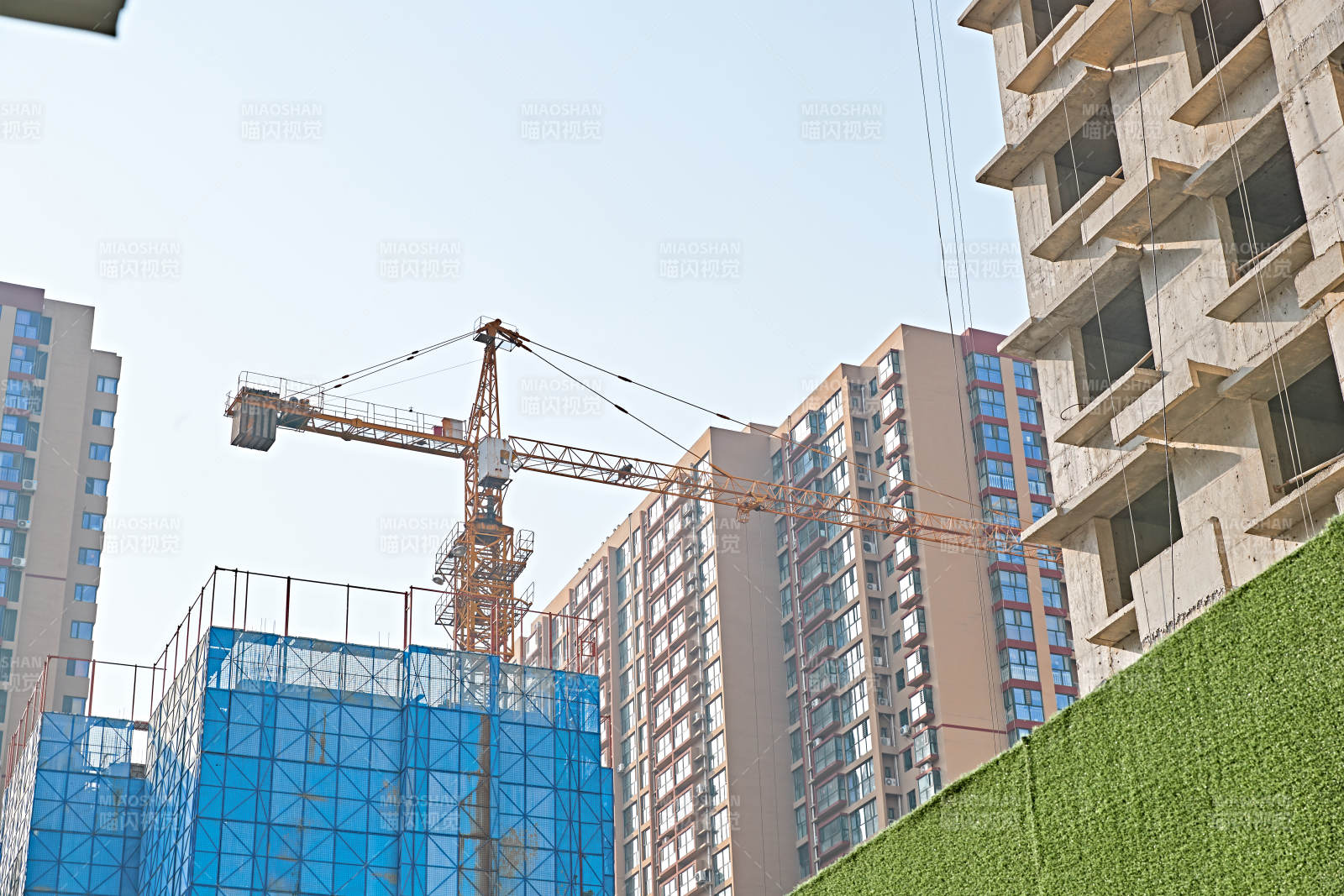 仰视现代建筑办公楼和局部景观图片