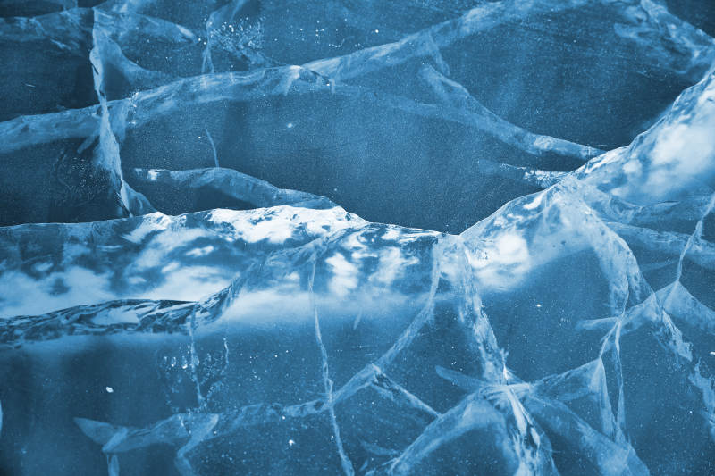 冬天冻结的湖面冰层花纹图片