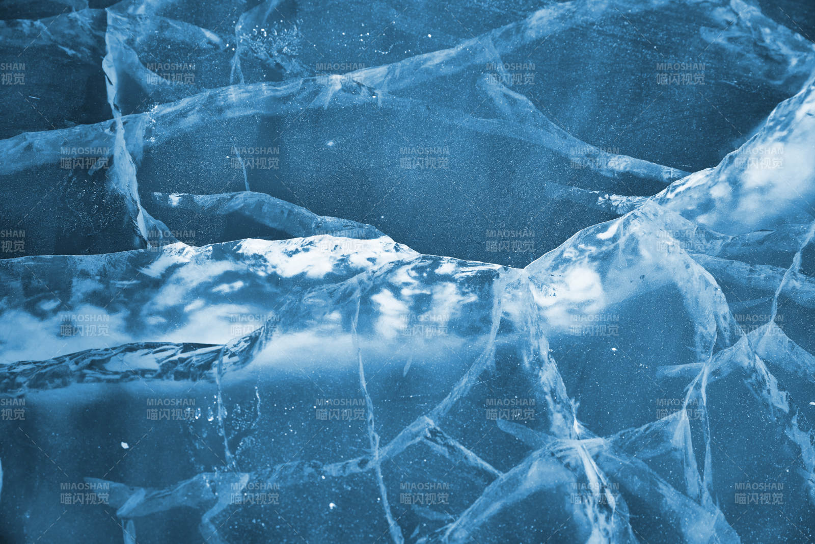 冬天冻结的湖面冰层花纹图片
