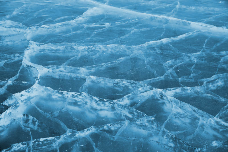 冬天冻结的湖面冰层花纹图片