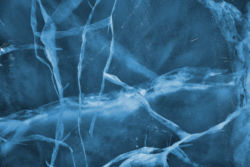 冬天冻结的湖面冰层花纹图片