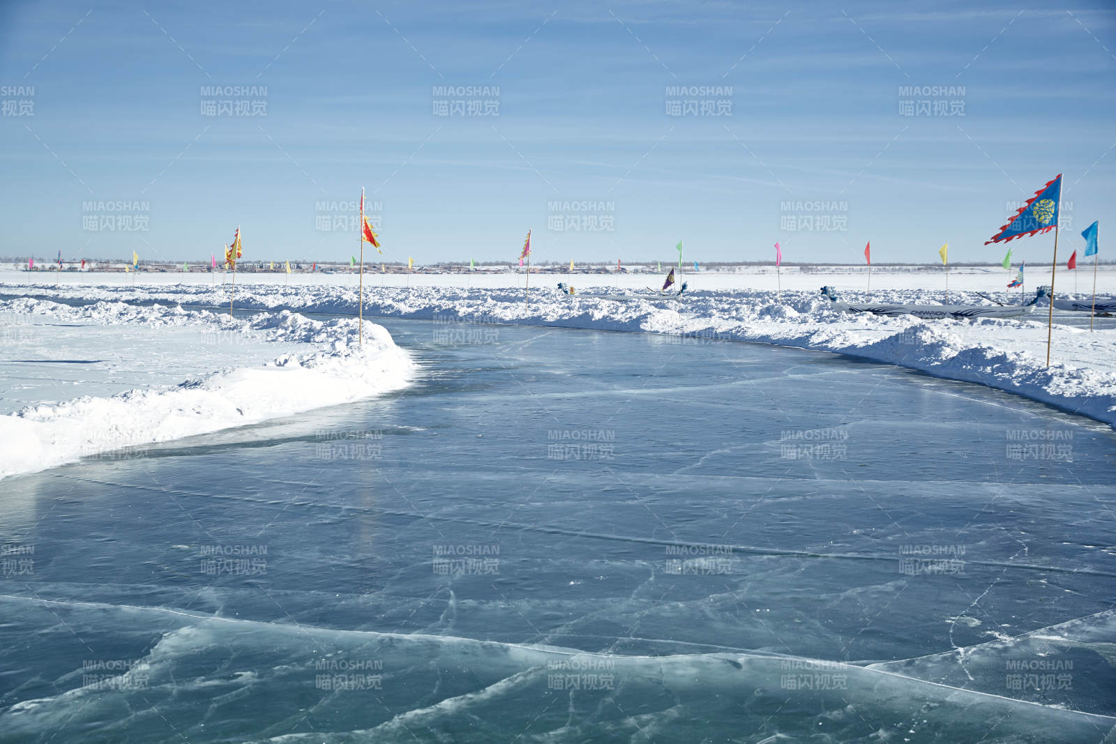 河北省张家口沽源县天鹅湖冬季湖面滑冰跑道图片