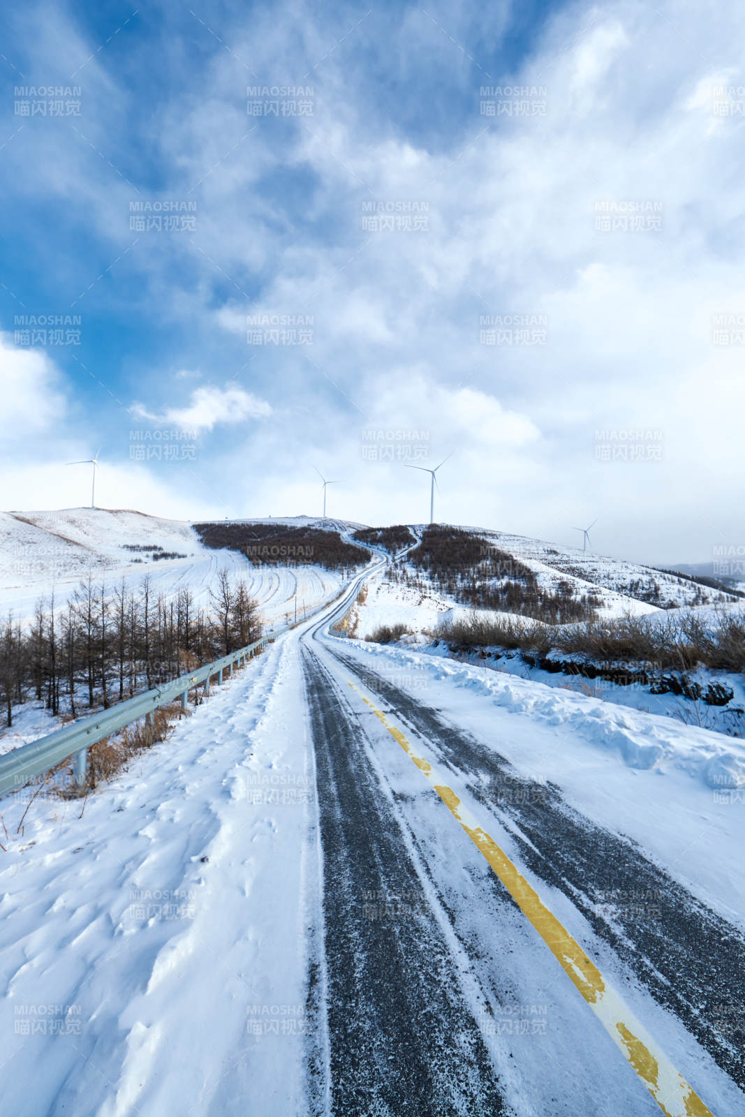 中国河北省张家口地区冬季草原天路景色图片