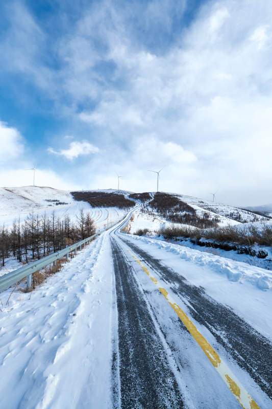 中国河北省张家口地区冬季草原天路景色图片