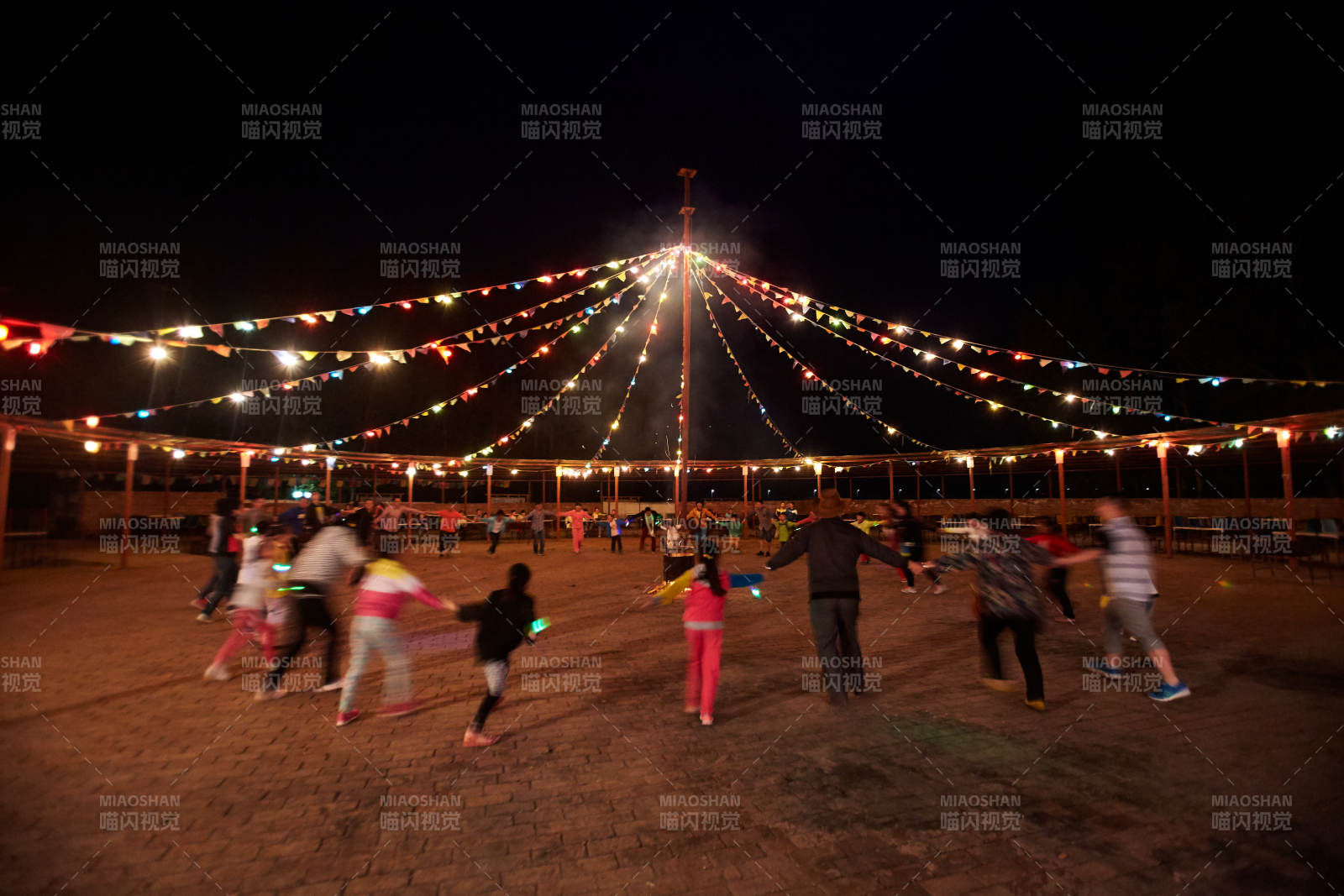 熊熊烈焰燃烧的炙热篝火图片