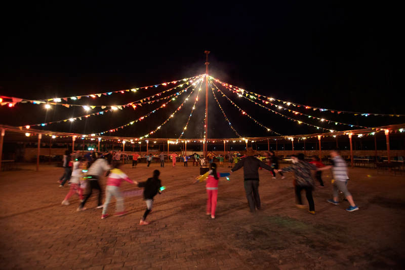 熊熊烈焰燃烧的炙热篝火图片