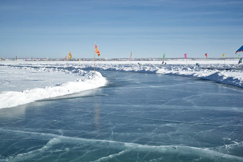 河北省张家口沽源县天鹅湖冬季湖面滑冰跑道图片