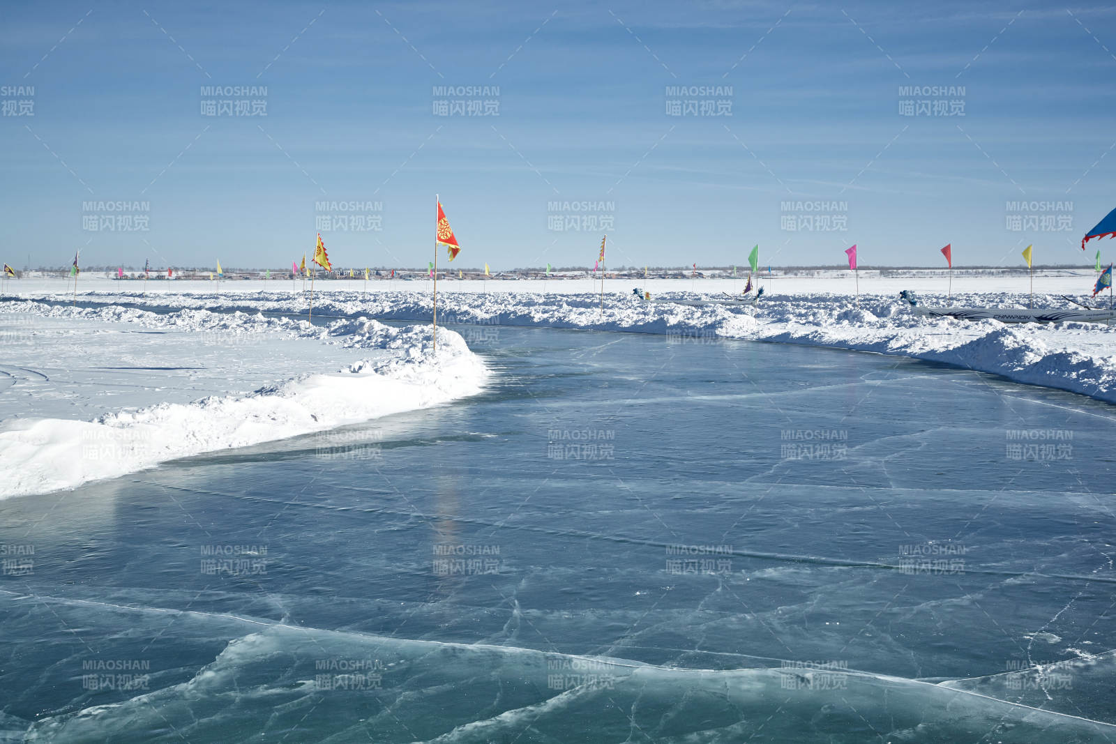 河北省张家口沽源县天鹅湖冬季湖面滑冰跑道图片