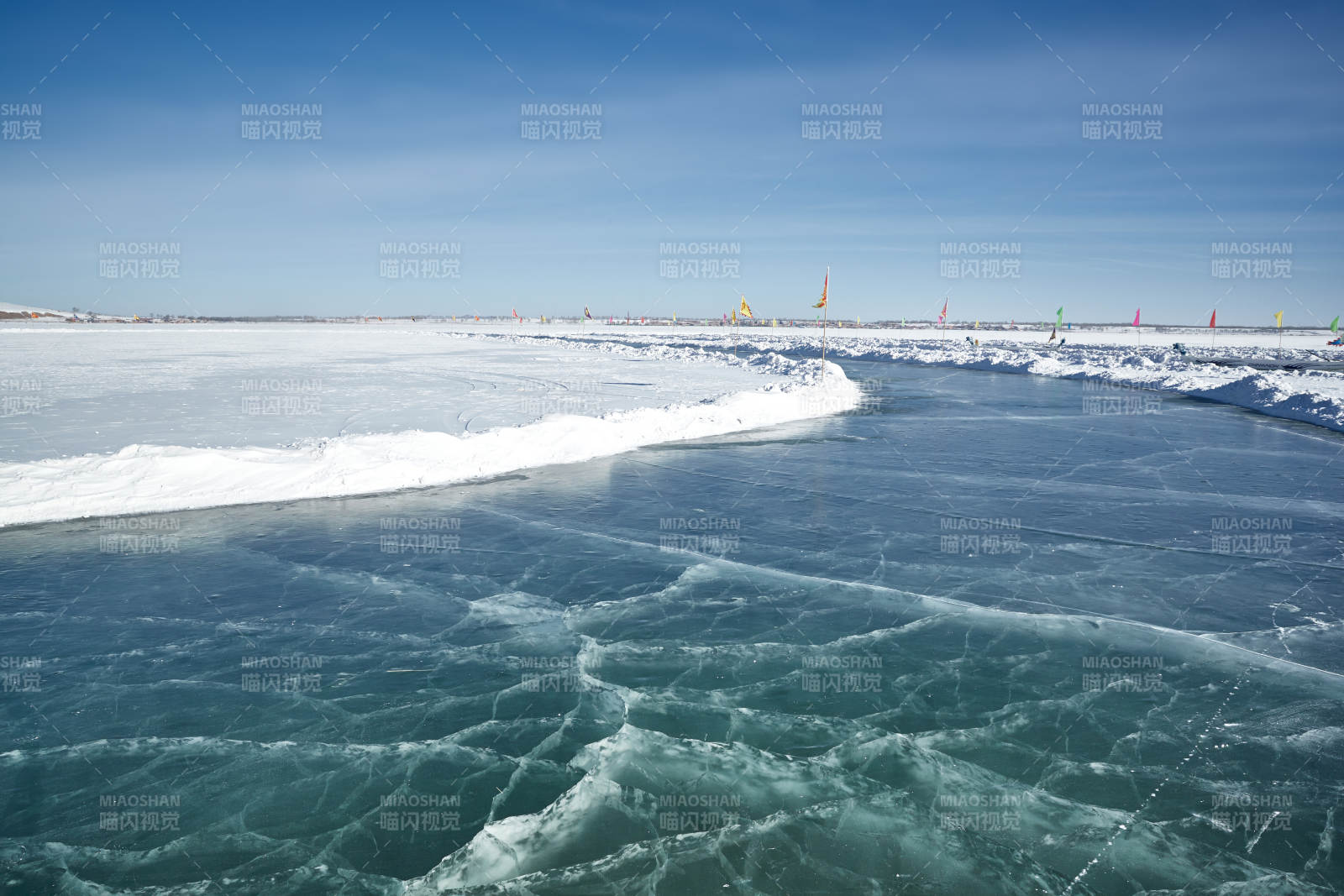 河北省张家口沽源县天鹅湖冬季湖面滑冰跑道图片