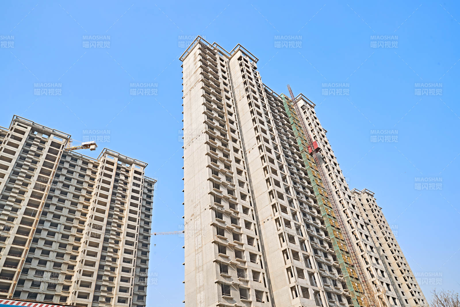 仰视现代建筑办公楼和局部景观图片