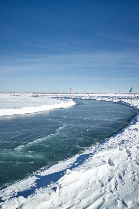 河北省张家口沽源县天鹅湖冬季湖面滑冰跑道图片