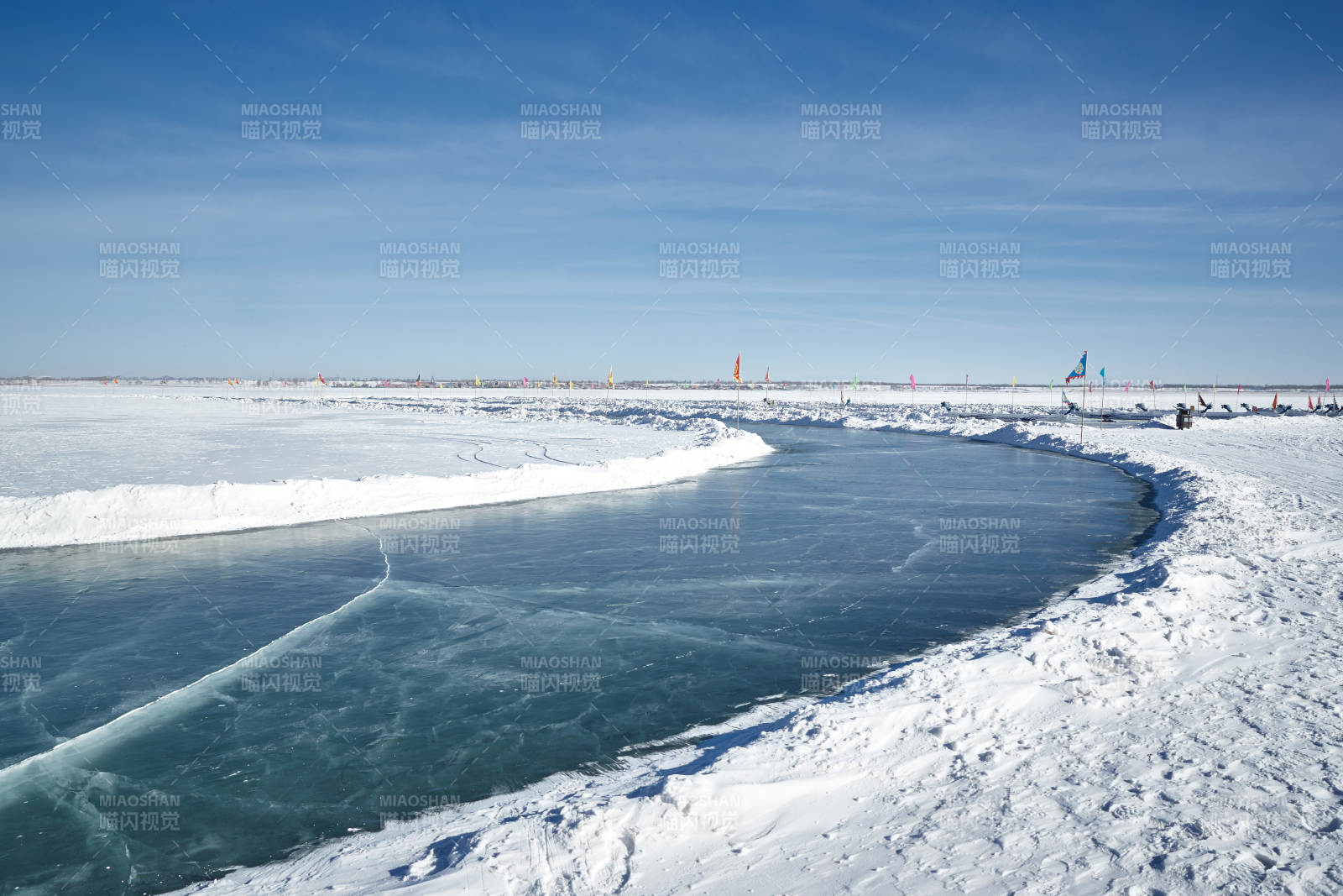 河北省张家口沽源县天鹅湖冬季湖面滑冰跑道图片