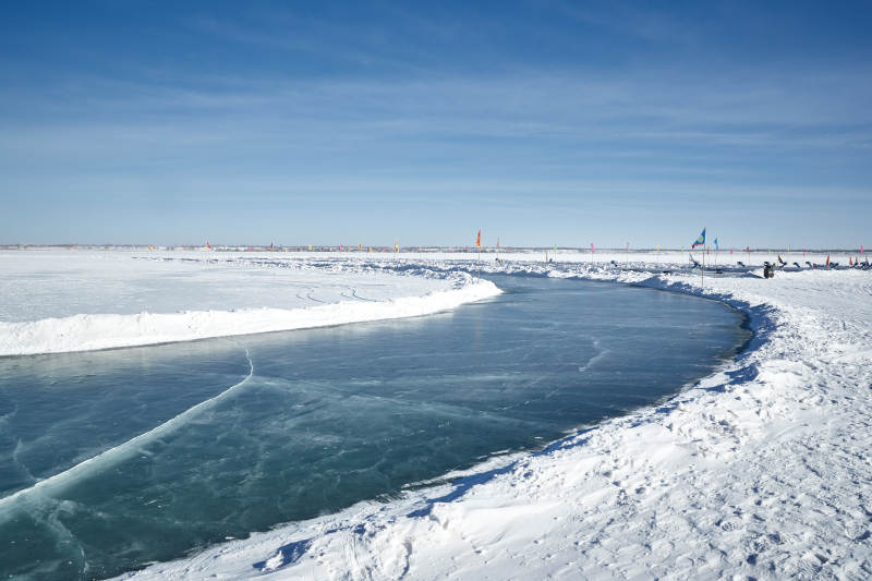 河北省张家口沽源县天鹅湖冬季湖面滑冰跑道图片