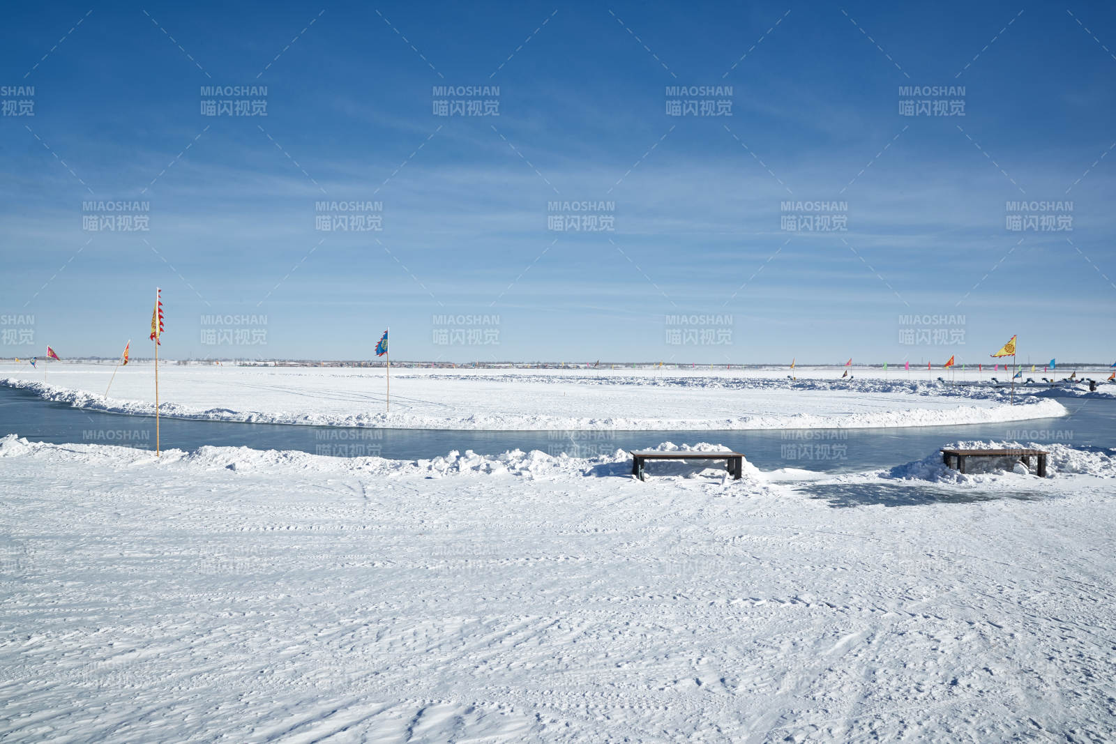 河北省张家口沽源县天鹅湖冬季湖面滑冰跑道图片