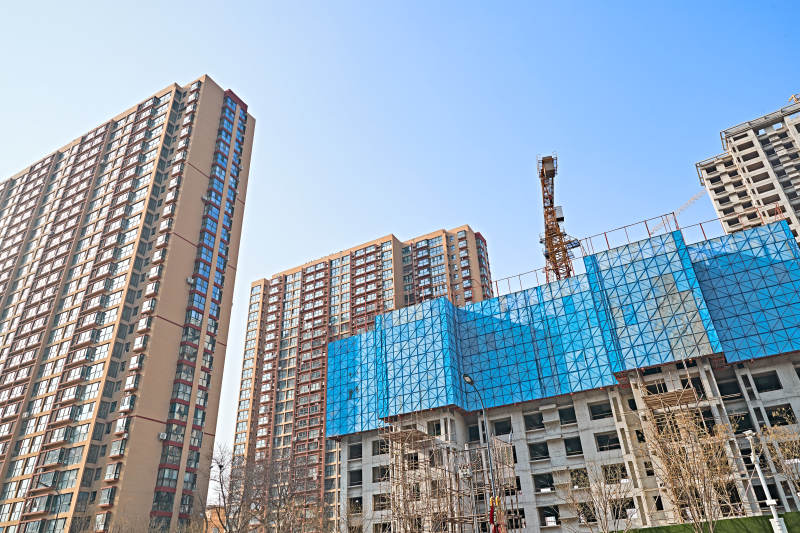 仰视现代建筑办公楼和局部景观图片