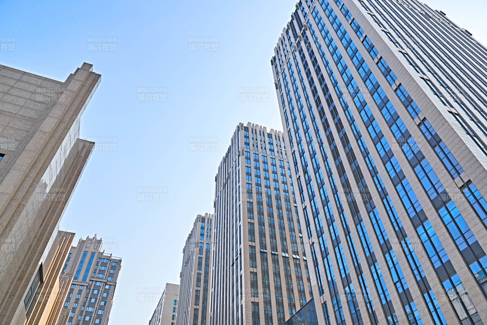 仰视现代建筑办公楼和局部景观图片