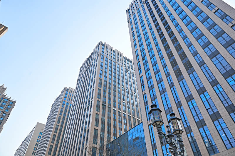 仰视现代建筑办公楼和局部景观图片